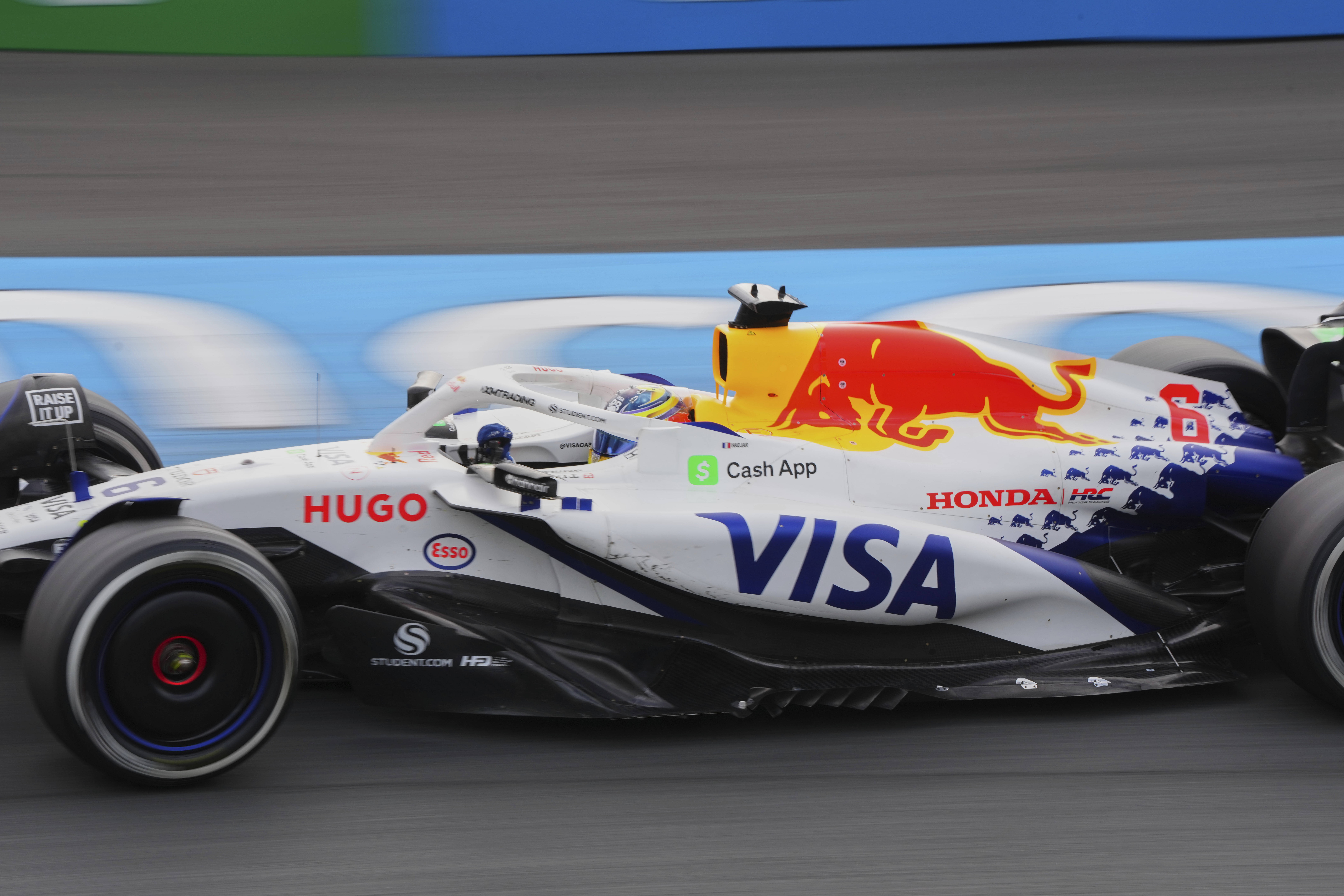 迈凯伦险胜红牛二队，汉密尔顿点燃赛场