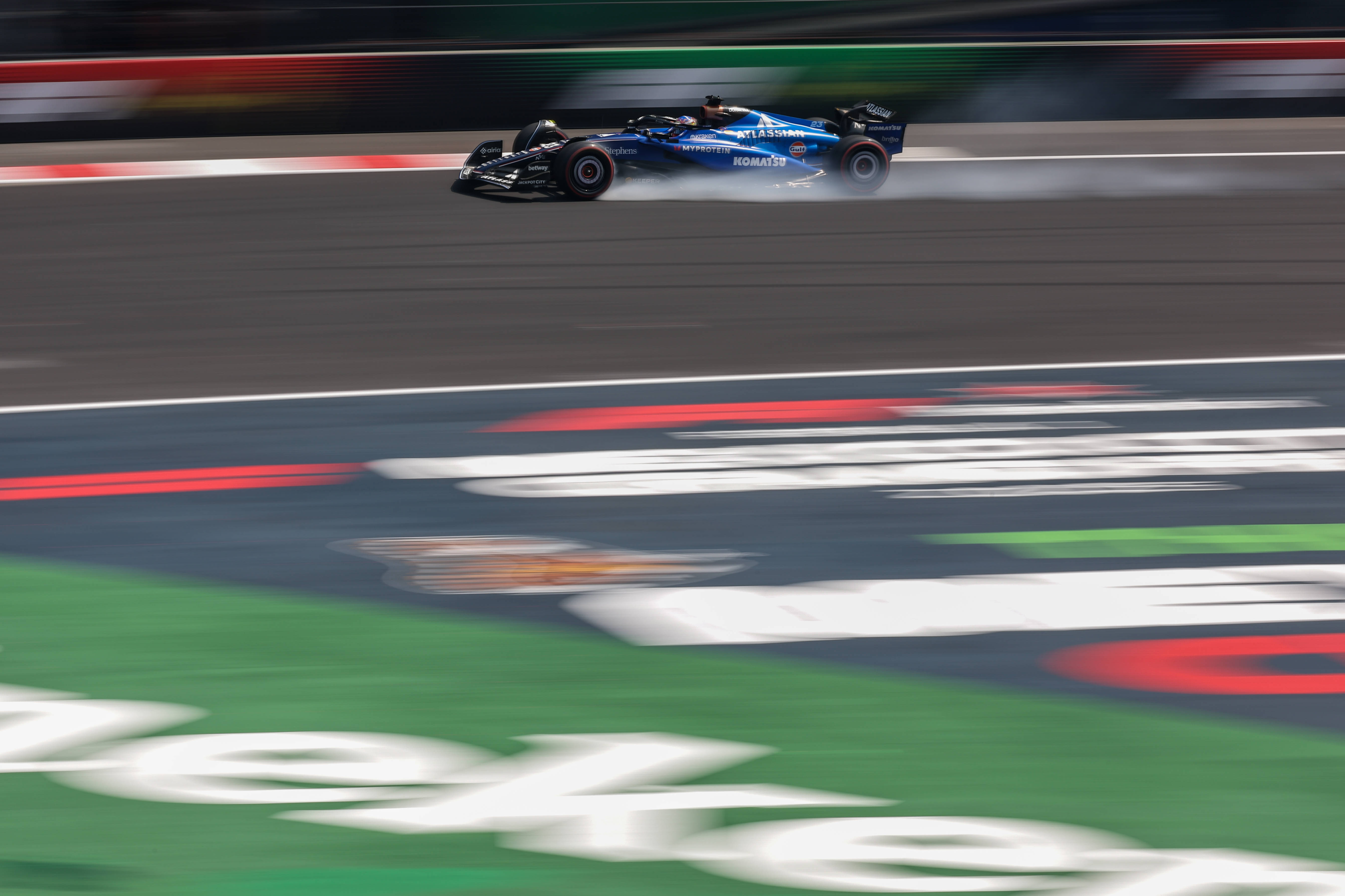 索伯车队横扫红牛车队，塞恩斯关键制胜