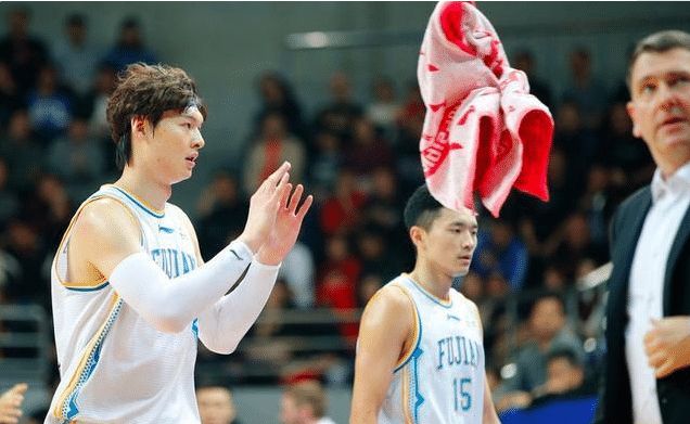 上海队绝杀雄鹿，王哲林状态火热