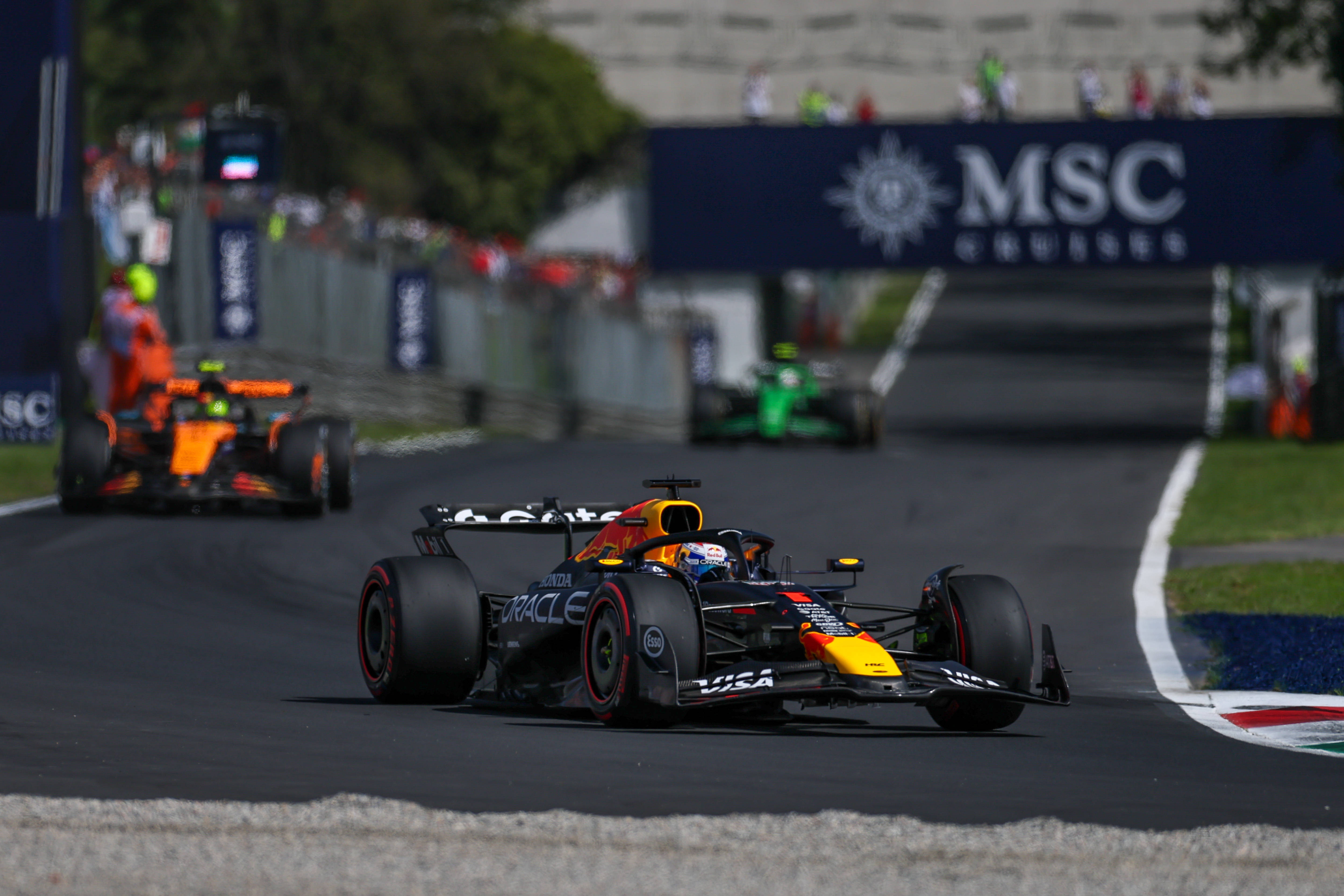 迈凯伦险胜梅赛德斯，维斯塔潘惊艳四座