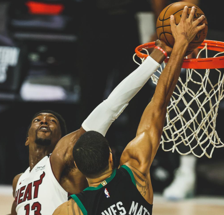 热火完胜青岛队，浓眉哥高光表现