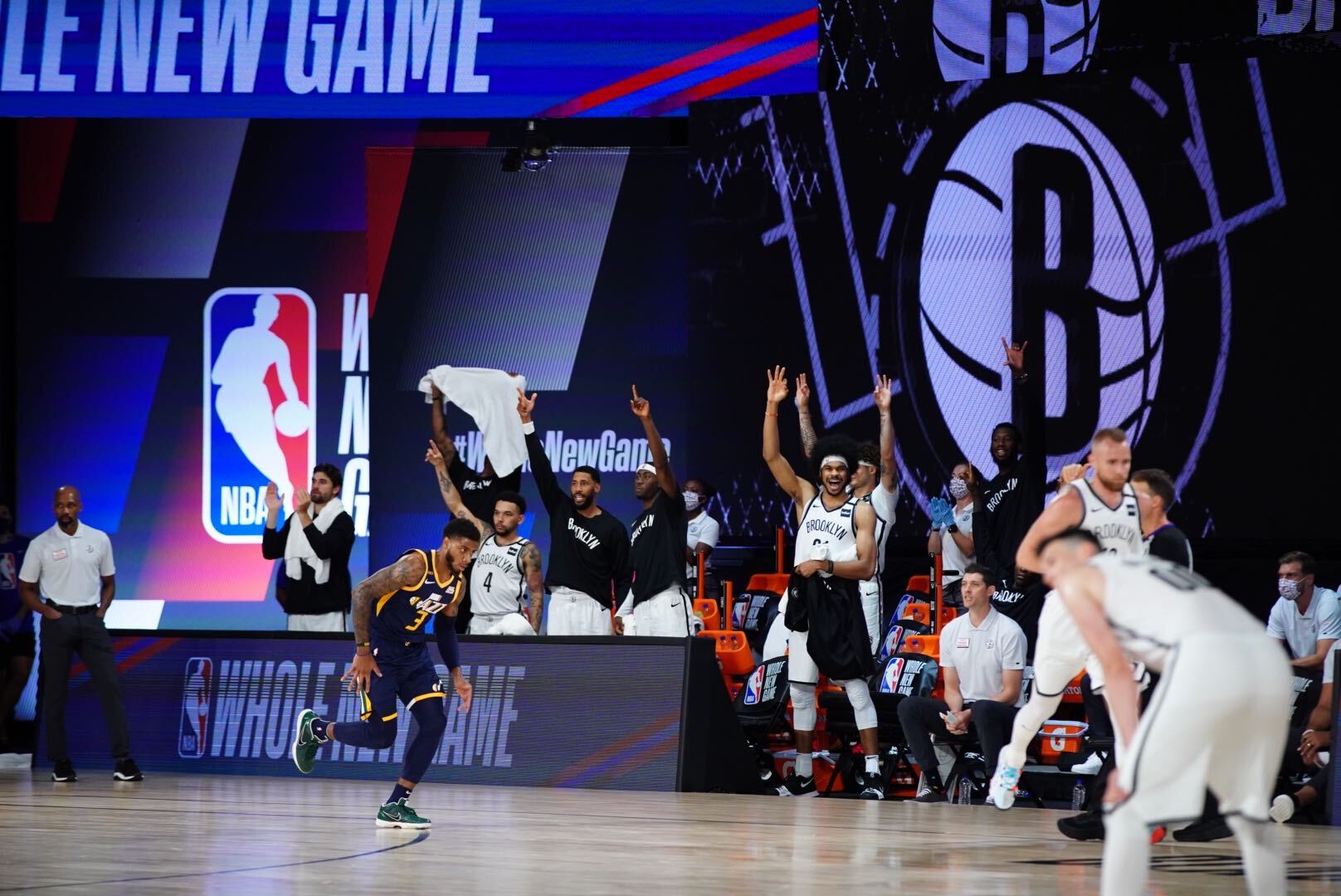 雄鹿横扫鹈鹕，伦纳德带队取胜