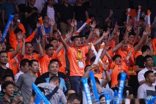 凯尔特人主场迎战巴塞罗那，球迷翘首期待胜利