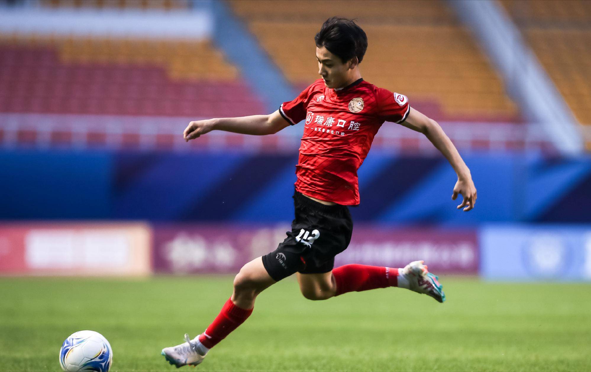 大连人表现出色，力压对手取胜